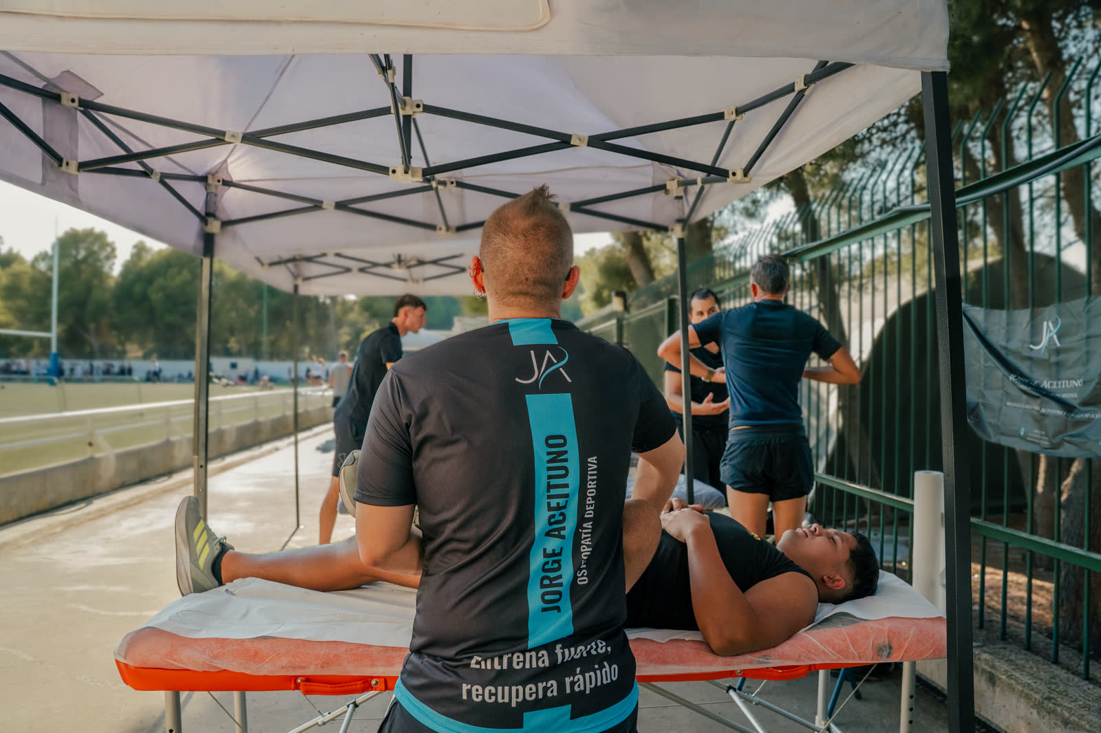 Jorge de espaldas con su camiseta: Entrena fuerte, recupera rápido